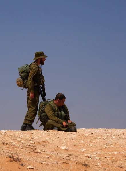 Esercizio di soldati israeliani in un deserto — Foto Stock