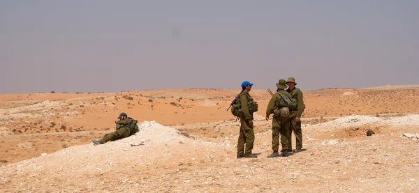 ทหารอิสราเอลยกย่องในทะเลทราย — ภาพถ่ายสต็อก