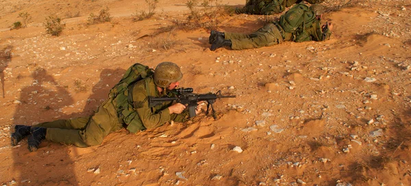 Soldados israelenses excersice no deserto — Fotografia de Stock