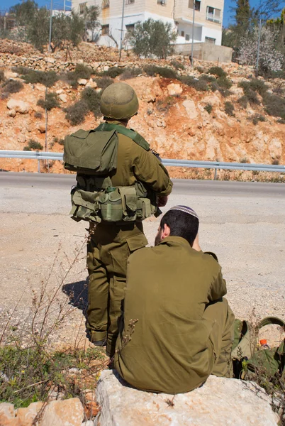 Israeli soldiers patrol in palestinian v — Stock Photo, Image