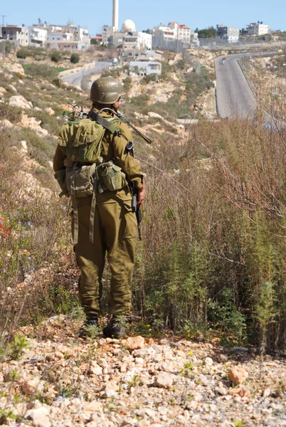 Israëlische soldaten patrouilleren in Palestijnse v — Stockfoto