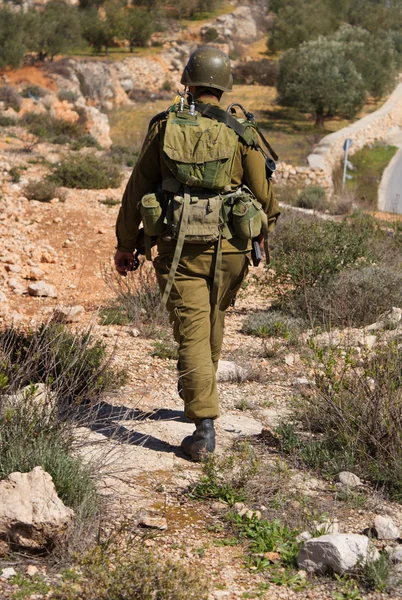 Israeliska soldater patrullerar i palestinska v — Stockfoto