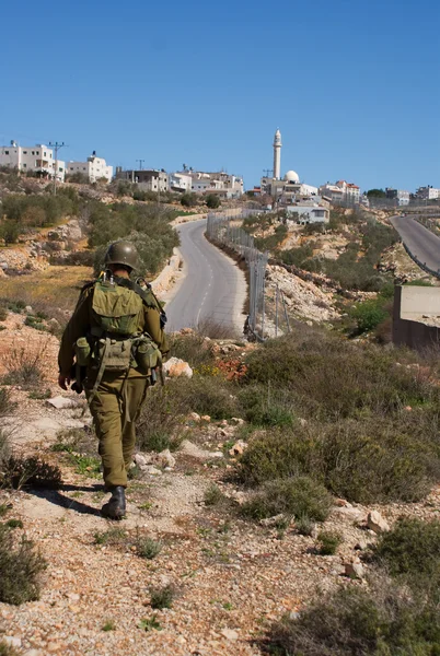 Israeli soldiers patrol in palestinian v — Stock Photo, Image
