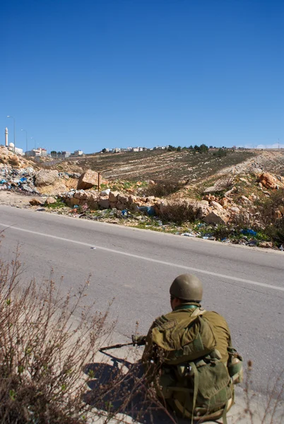 İsrail Askerleri Filistinli v devriye geziyor. — Stok fotoğraf