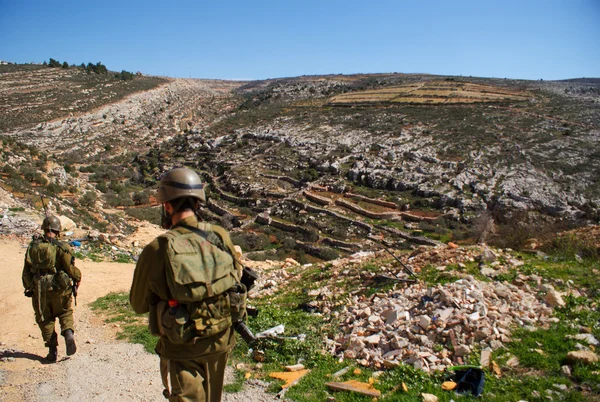 Israëlische soldaten patrouilleren in Palestijnse v — Stockfoto