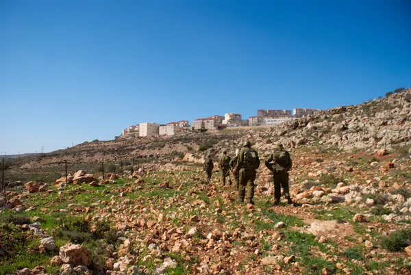 Soldados israelíes patrullan en Palestina v — Foto de Stock