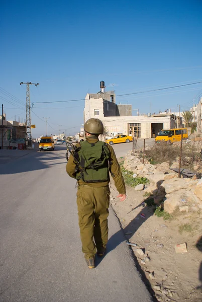 Izraeli katonák palesztin v járőr — Stock Fotó