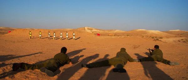 Israeli soldiers excersice in a desert — Stock Photo, Image