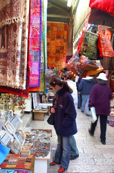 Покупатель на восточном рынке Иерусалима — стоковое фото