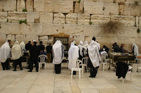 Еврейские молитвы у стены плача — стоковое фото