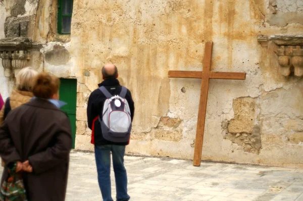 Pilgrim with a cross in jerusalem — Stock Photo, Image