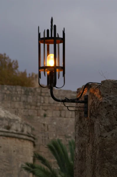 Una lampada in una strada di notte — Foto Stock