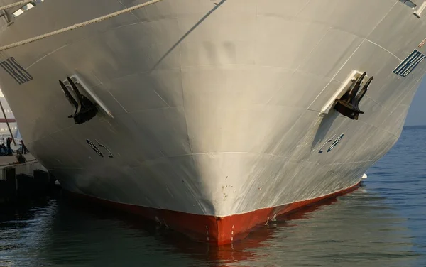 Bir limanda gemi cruise — Stok fotoğraf