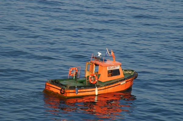 Barco de segurança em um porto — Fotografia de Stock