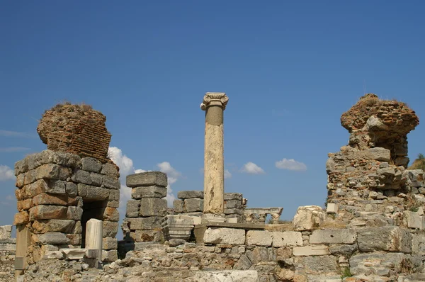 Древняя колонна и останки — стоковое фото