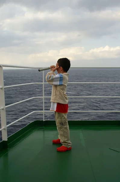 游船的甲板上的儿童男孩 — 图库照片