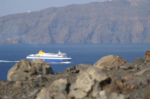 Cruise ship near Santorini island — Stock Photo, Image
