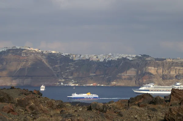 Cruise ship near Santorini island — Stock Photo, Image