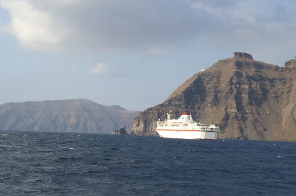 巡航船附近圣托里尼岛 — 图库照片