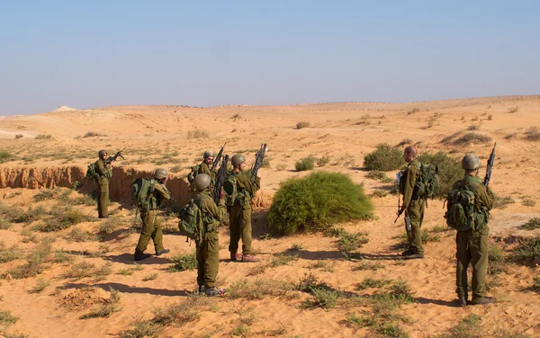 사막에서 이스라엘 병사 excersice 스톡 이미지