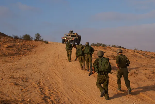 Izraeli katonák excersice a sivatagban Stock Fotó