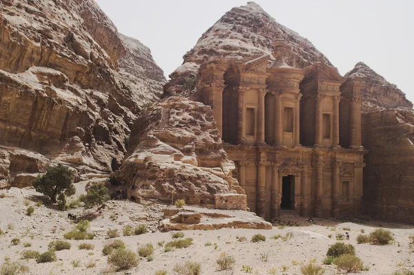Ερείπια της πέτρας και τα βουνά στην Ιορδανία — Φωτογραφία Αρχείου