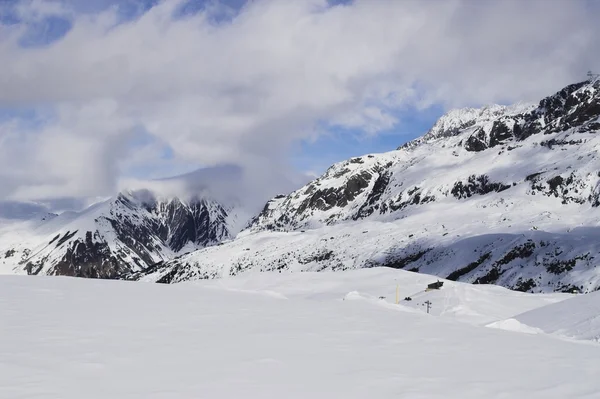 Criança férias de esqui em Alpes — Fotografia de Stock