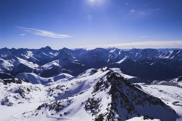 Dziecko wakacje narciarskie w Alpach — Zdjęcie stockowe