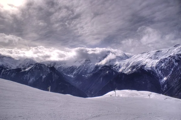 Vacaciones de esquí infantil en Alpes — Foto de Stock