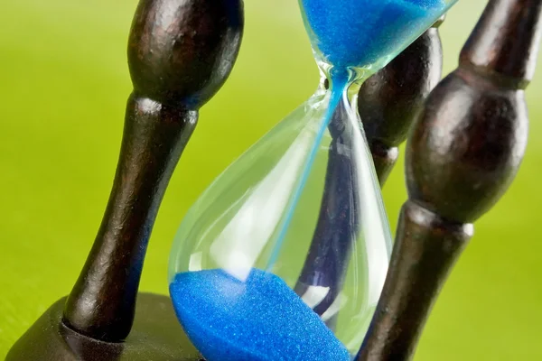 Hourglass on a green — Stock Photo, Image