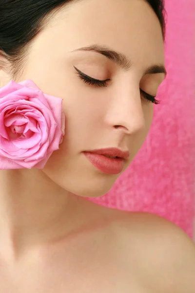 Retrato de una mujer con una rosa — Foto de Stock