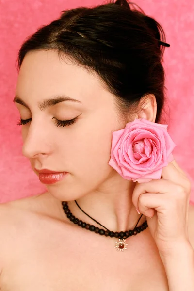 Retrato de una chica con una rosa —  Fotos de Stock