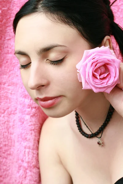 Retrato de una chica con una rosa — Foto de Stock