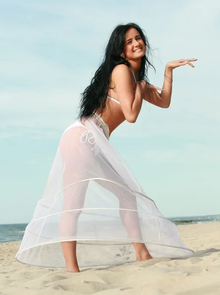 Beautiful girl standing on the beach — Stock Photo, Image
