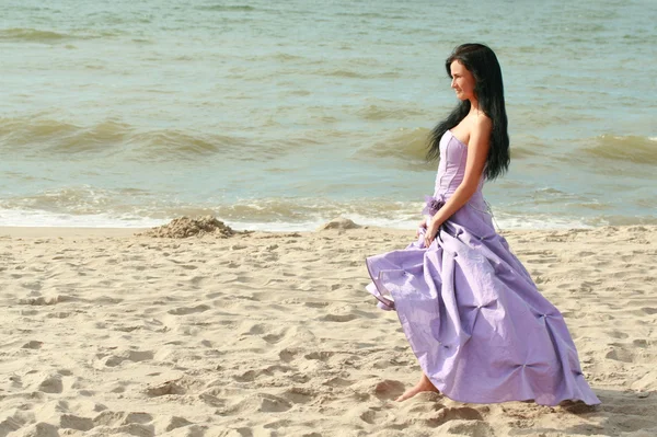 Hermosa chica está en la playa — Foto de Stock
