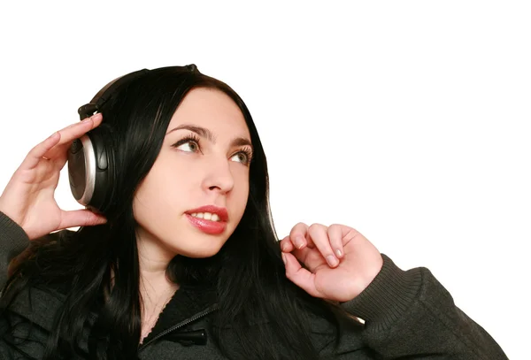 Jovem mulher ouvindo música em fone de ouvido — Fotografia de Stock