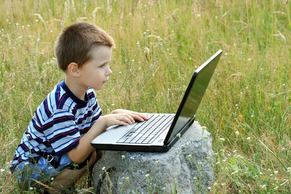 laptop için çocuk öğrenir