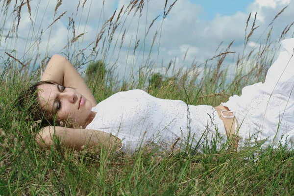 Жінка лежить на траві — стокове фото