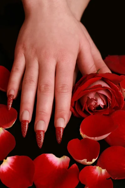 Vrouwelijke handen met een mooie manicure — Stockfoto