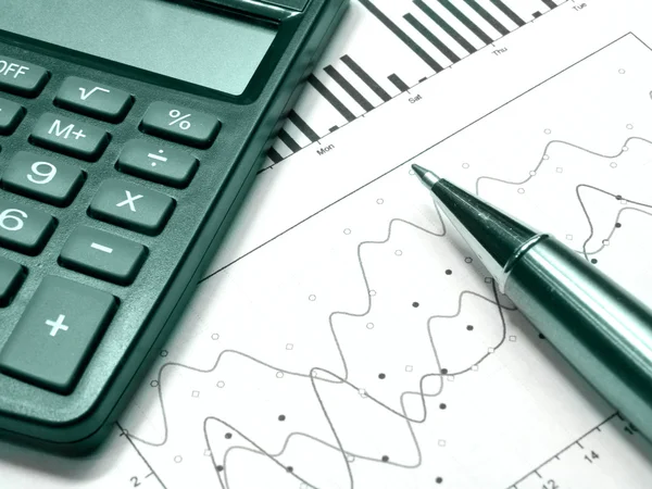Figure, pen and calculator (green) — Stock Photo, Image