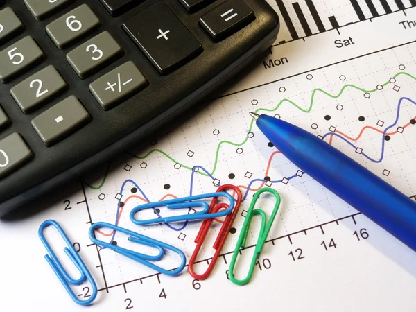 Pen, papier-clips en calculator — Stockfoto