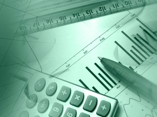 Gráfico, caneta, régua e calculadora — Fotografia de Stock