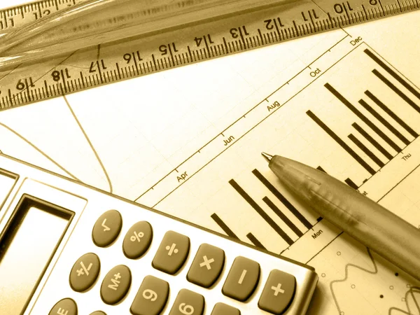 Stapeldiagram, linjal, penna och miniräknare — Stockfoto