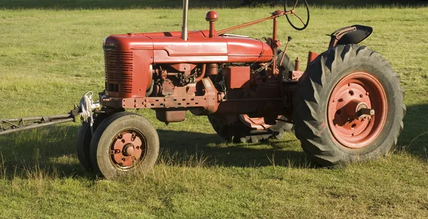 Stary traktor czerwony — Zdjęcie stockowe