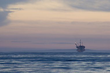 açık deniz petrol kulesi