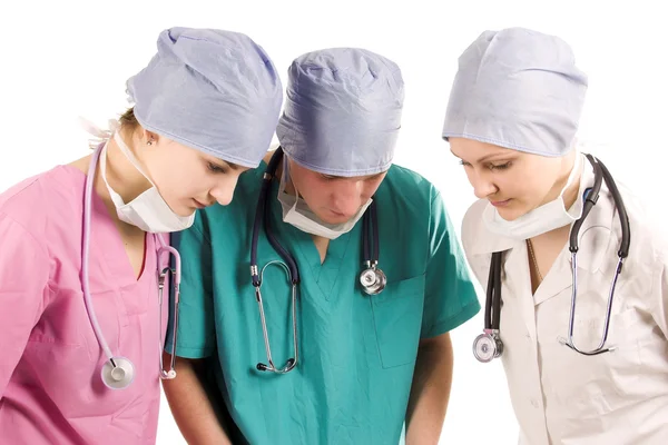 Троє лікарів на робочому місці — стокове фото