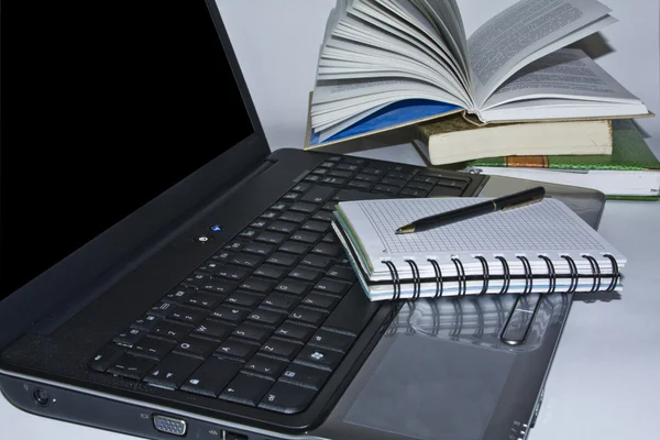 Computador portátil, caneta e livros — Fotografia de Stock