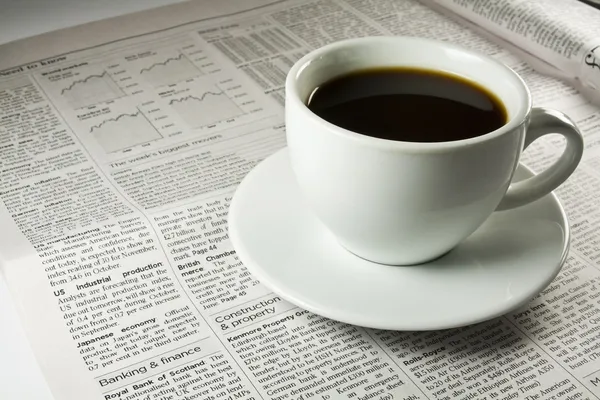 Café y periódico por la mañana — Foto de Stock