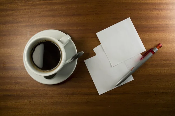 注意卡、 笔和咖啡杯子 — 图库照片