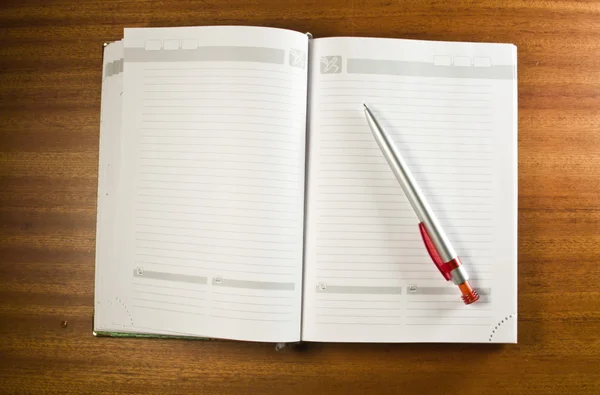 Σημειωματάριο και ένα στυλό — Φωτογραφία Αρχείου